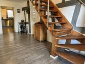 große Diele/Flur mit Holztreppe ins Dachgeschoss - 