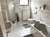 Tageslichtbad, u.a. mit Wanne/Dusche (DG) - 