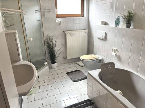 Tageslichtbad, u.a. mit Wanne/Dusche (DG) - 