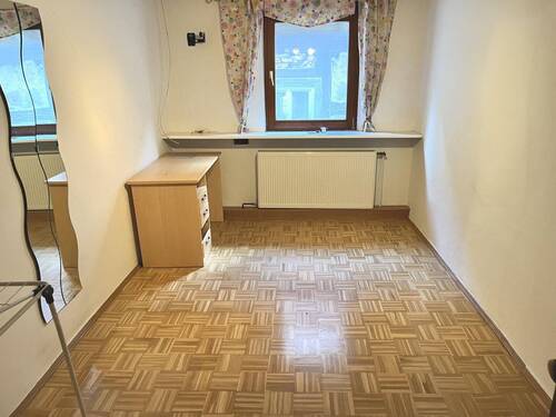 Zimmer mit Holzparkett (DG) - 