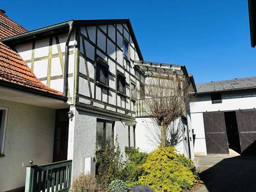 Zwerhhausgiebel zum Hof mit Balkon - 9 Zimmer Einfamilienhaus zum Kaufen in Hofheim