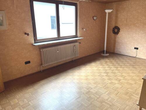 Zimmer mit Holzparkett (DG) - 