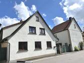 Ansicht des Wohnhauses mit Hoftoranlage und Nebengebäude (ehemaliges Gasthaus mit Tanzboden) - 