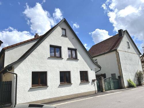 Ansicht des Wohnhauses mit Hoftoranlage und Nebengebäude (ehemaliges Gasthaus mit Tanzboden) - 