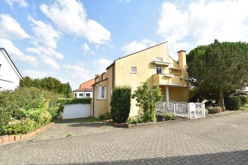 Straßenansicht Hauseingang und Garage - 7 Zimmer Einfamilienhaus zum Kaufen in Limburgerhof