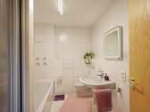 Helles Bad mit Badewanne und Dusche - Etagenwohnung mit 52,00 m² in Leinfelden-Echterdingen zum Kaufen