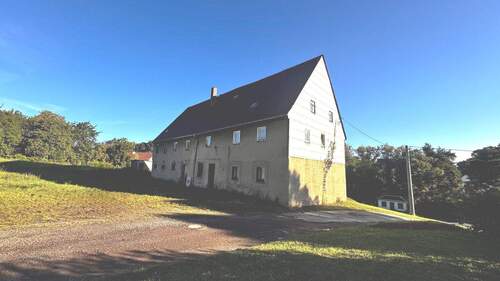 Außenansicht mit Grundstück - 