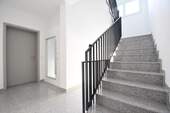Treppenhaus mit Aufzug - 