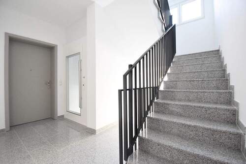 Treppenhaus mit Aufzug - 