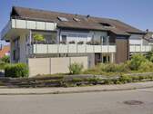 Hausansicht mit Balkonen und Garten - Ihr neues Zuhause: Charmante 1,5-Zimmer-Wohnung mit Balkon - Ruhig & Top-Anbindung