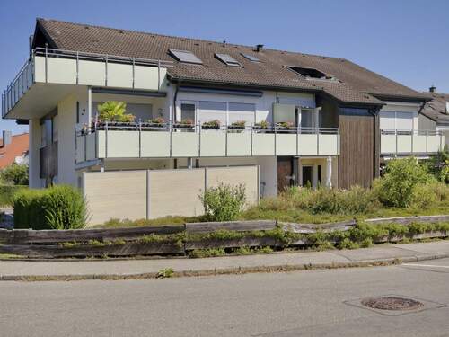 Hausansicht mit Balkonen und Garten - Ihr neues Zuhause: Charmante 1,5-Zimmer-Wohnung mit Balkon - Ruhig & Top-Anbindung
