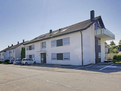 Hausansicht mit Eingang und Stellplätzen - 1 Zimmer Etagenwohnung zum Kaufen in Hildrizhausen