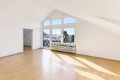 Wohnzimmer mit großem Fenster - *** TOLLE ZWEIZIMMER WOHNUNG IN BEGEHRTER LAGE ***