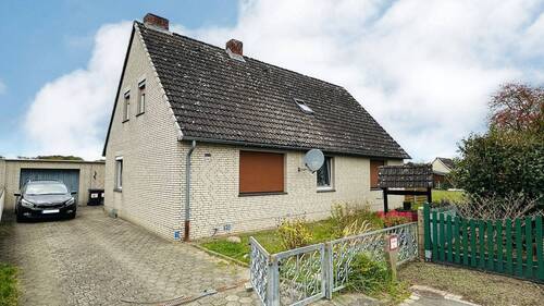 Auffahrt und Frontansicht - 