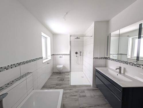 Masterbad / OG - TOP + + Hochwertiges, freies Haus in Massivbauweise von 2018 I Holzpelletheizung + +