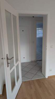 Blick Wohnzimmer in den Flur - 3 Zimmer Etagenwohnung in Aschaffenburg