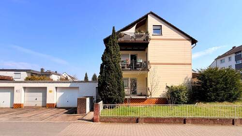 Hausansicht 1 - Gepflegtes 3 Familienhaus mit 4 Garagen und schönem Eckgrundstück