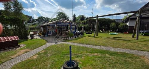 Garten mit Blockhütte - 