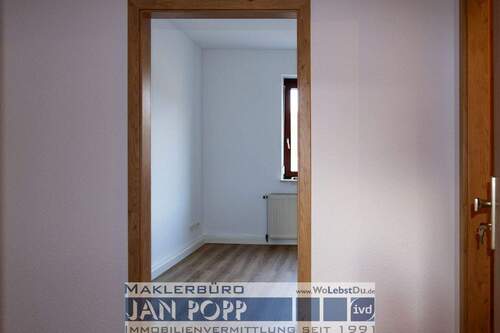 in der Wohnungstür - 