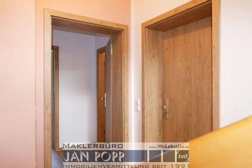 Treppenhaus-Wohnungseingang - 