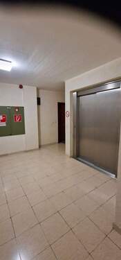 Treppenhaus + Aufzug - 