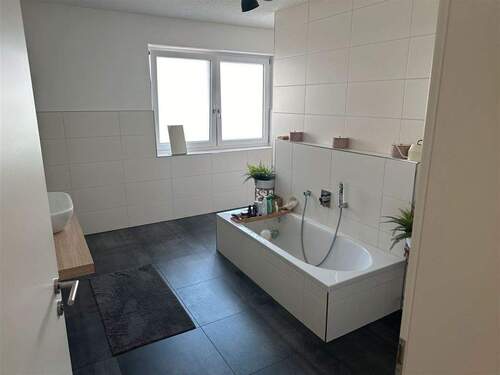 Bad OG mit Fenster und Badewanne - 