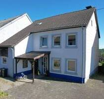 Einseitig angebautes Wohnhaus mit Stall, Balkon, Garten, Carport und schöner Aussicht in Schüller