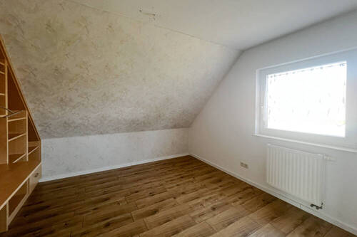 Schlafzimmer mit Einbauregal - 
