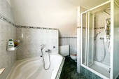 Eckbadewanne und Dusche - 