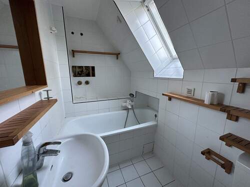 Blick ins Wannenbad - Etagenwohnung mit 104,80 m&sup2; in Berlin zur Miete