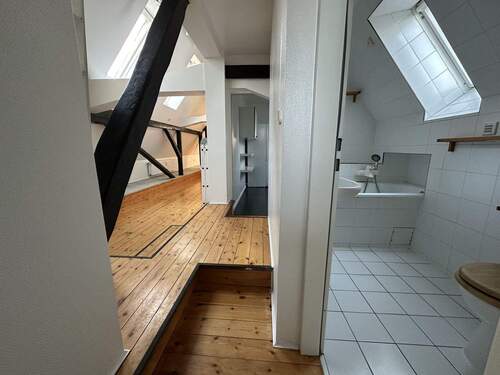 Blick aus Richtung Schlafzimmer in den Wohnbereich - 