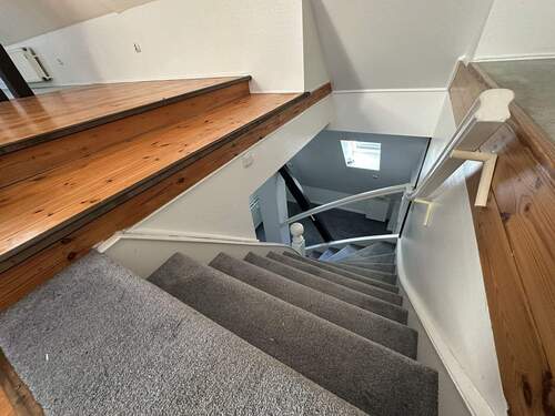 Treppe vom Wohnbereich in den Flur - 