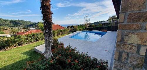 Blick auf den Pool - 4 Zimmer Einfamilienhaus in Nea Skioni