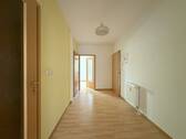 Blick aus Wohnzimmer in Diele und Küche - 