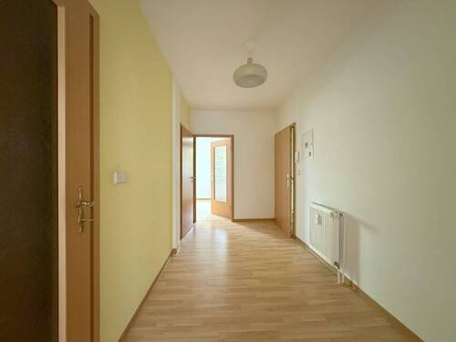 Blick aus Wohnzimmer in Diele und Küche - 