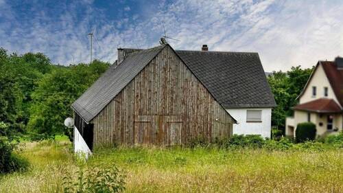 Vorderansicht und Einfahrt in die Scheune im Obergeschoss - 