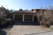 Garageneinfahrt - Etagenwohnung mit 100,00 m&sup2; in Aschau zum Kaufen