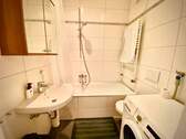 Bad mit Badewanne - 2 Zimmer Etagenwohnung zur Miete in München
