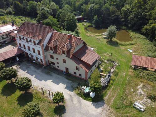 Gebäude mit Weiher - 