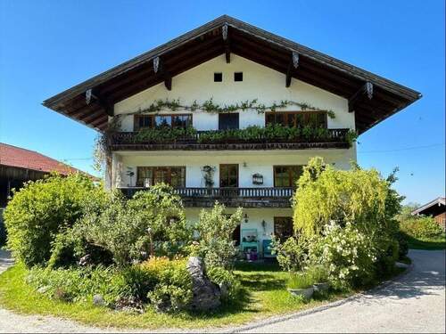 Außenansicht - Bauernhaus am Samerberg in zwei Haushälften geteilt - mit drei separaten Wohneinheiten
