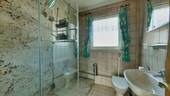 Badezimmer OG mit begehbarer Dusche und Tageslicht - 