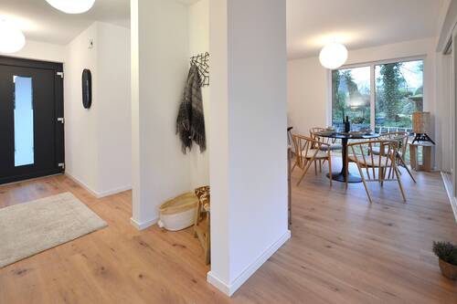 Flur - Doppelhaushälfte mit 146,20 m² in Schloß Holte-Stukenbrock zur Miete