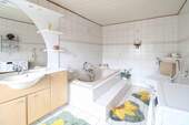 Badezimmer mit Badewanne - 