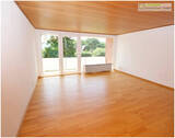 Wohnzimmer und Blick zum großen, sonnigen Balkon - 