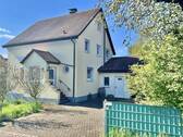 Bild 1 - Attraktives Einfamilienhaus mit großzügigem Grundstück und viel Grünfläche