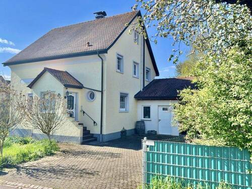 Bild 1 - Attraktives Einfamilienhaus mit großzügigem Grundstück und viel Grünfläche