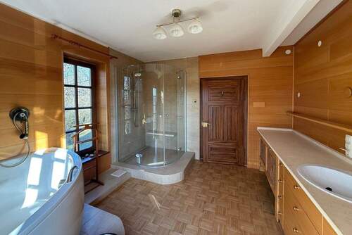 Hochwertig ausgestattetes Badezimmer - 