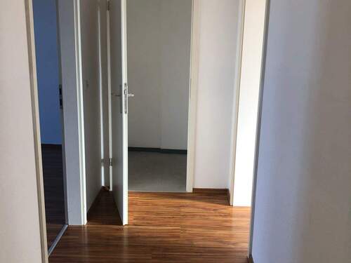 Flur mit Abstellkammer - 