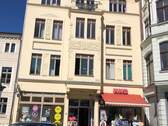 Hausansicht - Schöne 2-Raum-Wohnung im 2. OG, zentrale Lage direkt am Markt