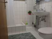 modernes Tageslichtbad mit Dusche - 